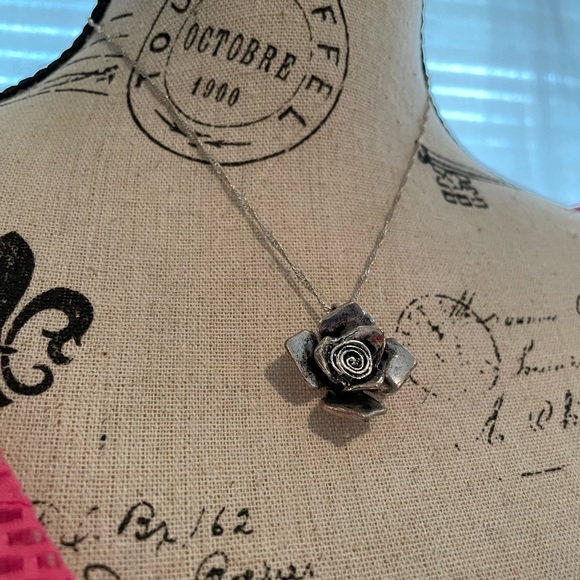 🌹Silver Plt 16” Chain with Metal Rose Pendant - Picture 4 of 6